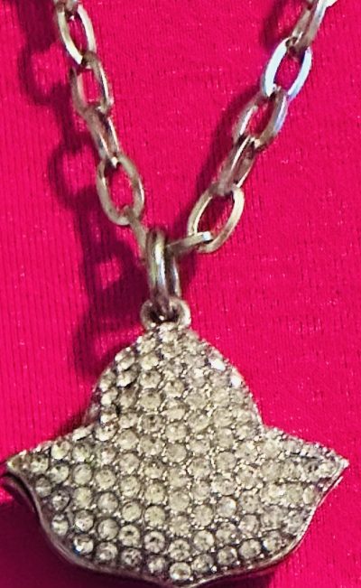 Elegant Silver Rhinestone Puffed Ivy Locket Necklace